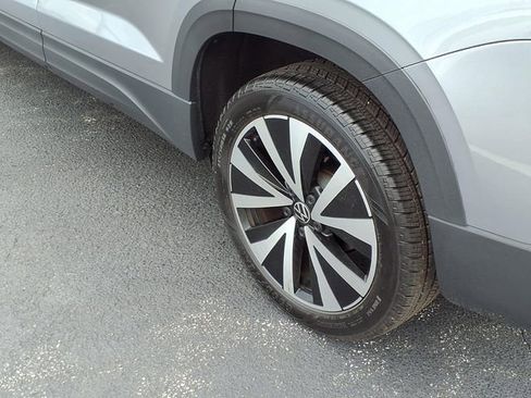 Used 2024 Volkswagen Taos SE w/ Panoramic Sunroof Package FWD image 22