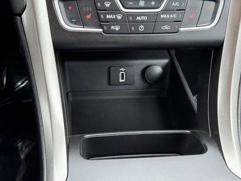 Used 2017 Ford Fusion SE w/ Fusion SE Technology Package FWD image 13