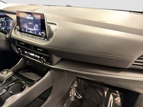 Used 2025 Nissan Rogue SV FWD image 30