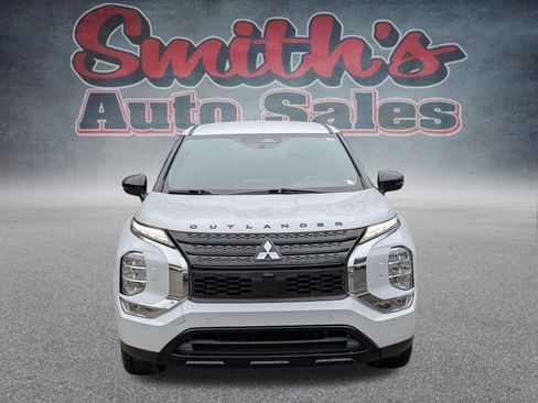 Used 2024 Mitsubishi Outlander SE image 2