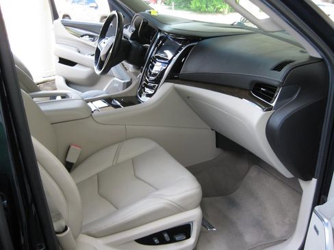 Used 2020 Cadillac Escalade Premium Luxury RWD image 40