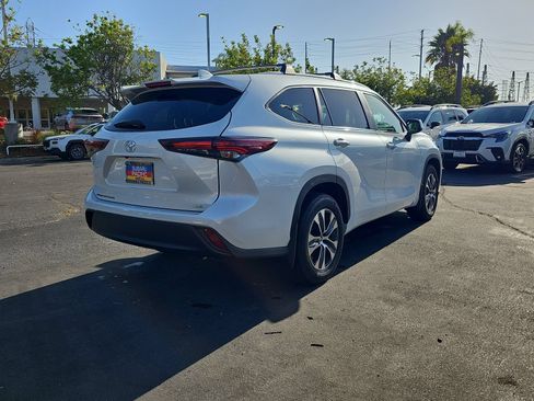Used 2024 Toyota Highlander XLE FWD image 7