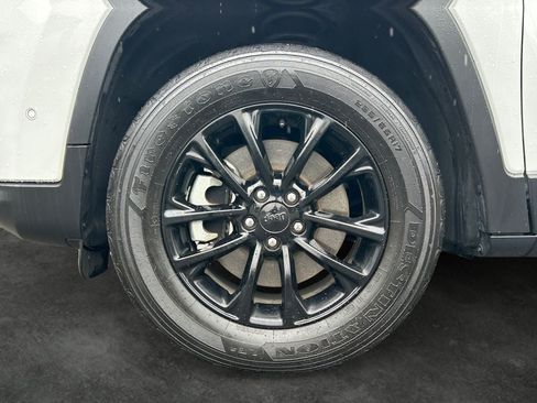 Used 2023 Jeep Cherokee Altitude Lux AWD/4WD image 4