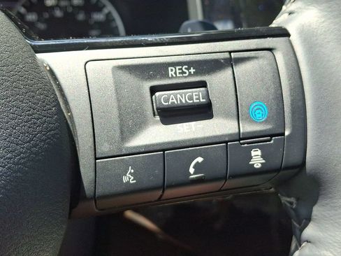 Used 2024 Nissan Pathfinder SL AWD/4WD image 23