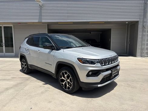 Used 2025 Jeep Compass Limited AWD/4WD image 3
