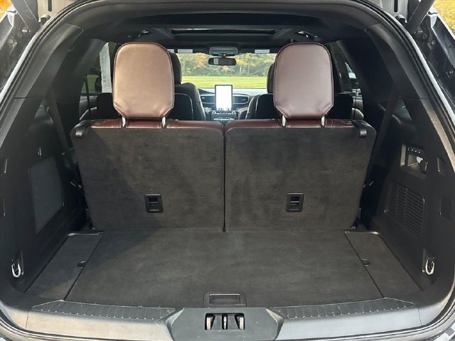 Used 2023 Ford Explorer Platinum w/ Technology Package AWD/4WD image 10