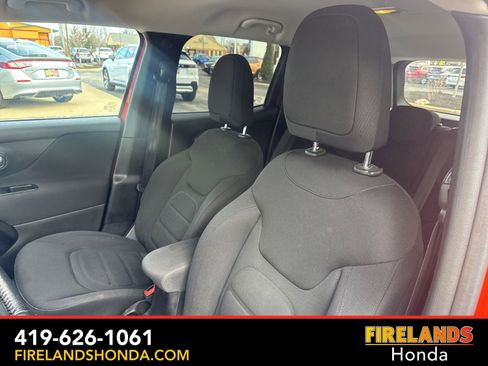 Used 2019 Jeep Renegade Latitude w/ Cold Weather Group image 16