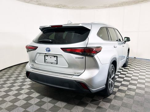 Used 2024 Toyota Highlander XLE FWD image 3