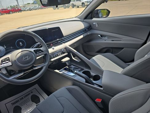 Used 2024 Hyundai Elantra SEL FWD image 9