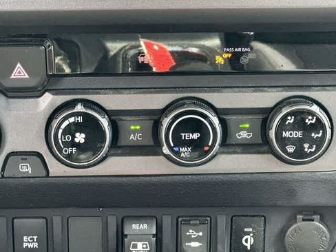 Used 2018 Toyota Tacoma TRD Sport AWD/4WD image 15