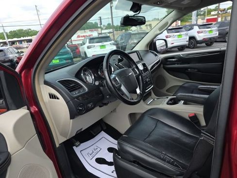 Used 2012 Chrysler Town & Country Touring-L w/ Entertainment Group #2 FWD image 16