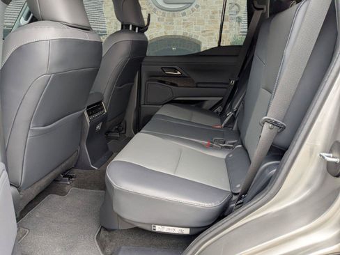 Used 2025 Lexus GX 550 w/ Cold Area Package AWD/4WD image 18