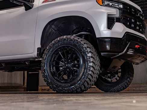 Used 2024 Chevrolet Silverado 1500 LT Trail Boss w/ LT Trail Boss Premium Package AWD/4WD image 16