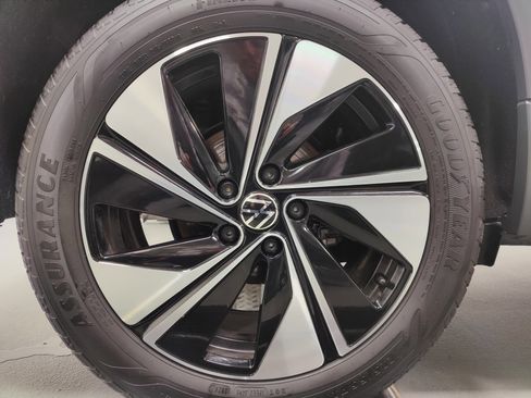 Used 2025 Volkswagen Taos SE image 22