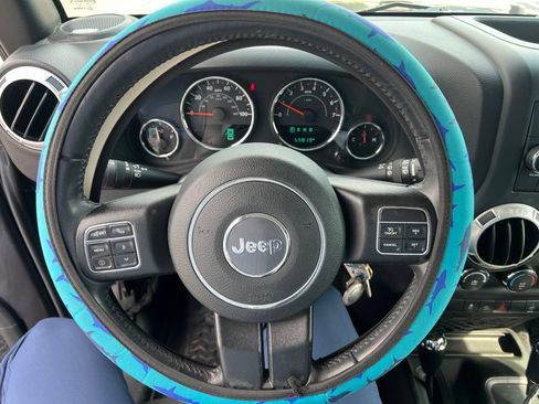 Used 2018 Jeep Wrangler Unlimited Sahara w/ Connectivity Group AWD/4WD image 13