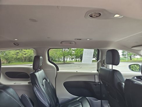 Used 2023 Chrysler Pacifica Touring-L FWD image 19