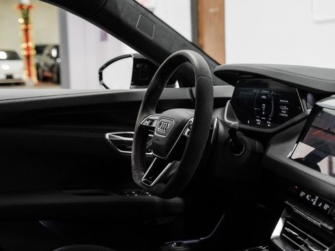 Used 2024 Audi e-tron GT Prestige image 22