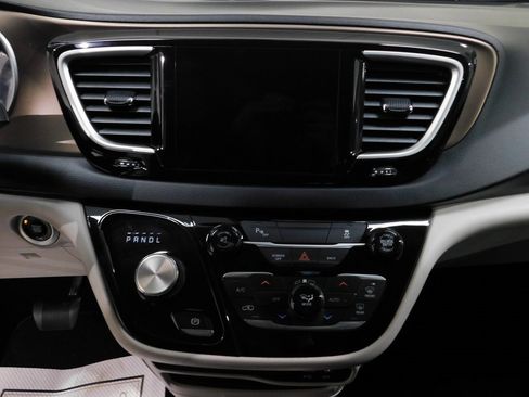 Used 2017 Chrysler Pacifica Touring-L image 56
