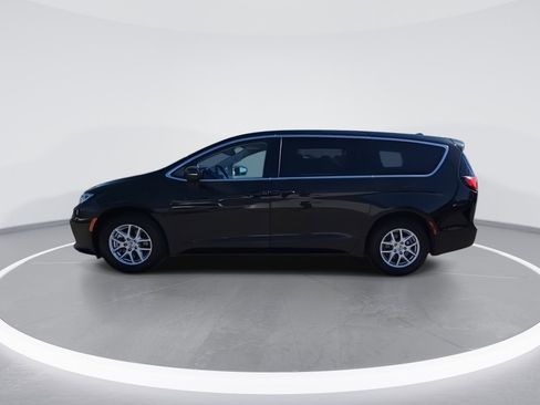 Certified 2023 Chrysler Pacifica Touring-L image 5