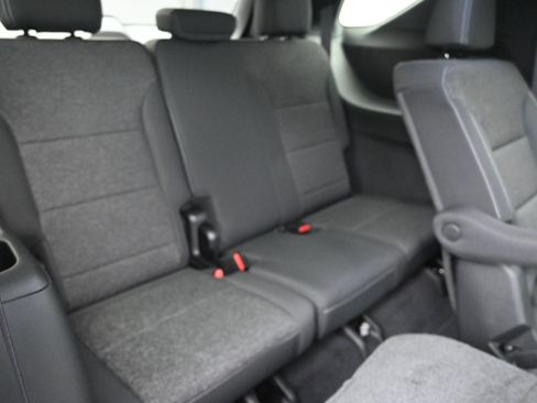 Used 2025 Chevrolet Traverse LT FWD image 32