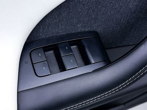 Used 2022 Tesla Model X image 17