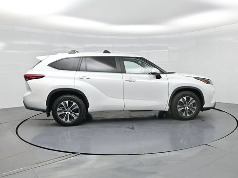 Used 2023 Toyota Highlander XLE AWD/4WD image 27