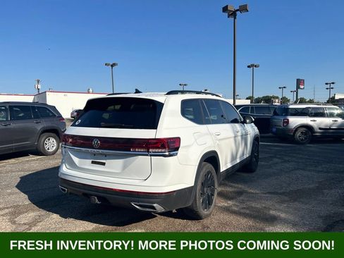 Used 2024 Volkswagen Atlas SE w/ Panoramic Sunroof Package FWD image 3