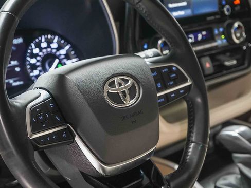 Certified 2020 Toyota Highlander XLE FWD image 22
