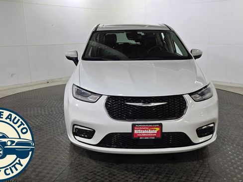 Used 2023 Chrysler Pacifica Touring-L FWD image 2