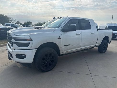 Used 2025 RAM 2500 Laramie AWD/4WD image 3