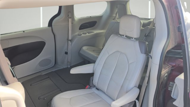 Used 2020 Chrysler Pacifica Touring-L Plus FWD image 13