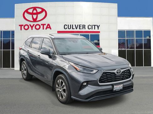 Used 2022 Toyota Highlander XLE FWD image 1