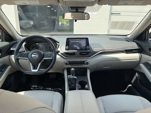 Used 2025 Nissan Altima 2.5 SV FWD image 21