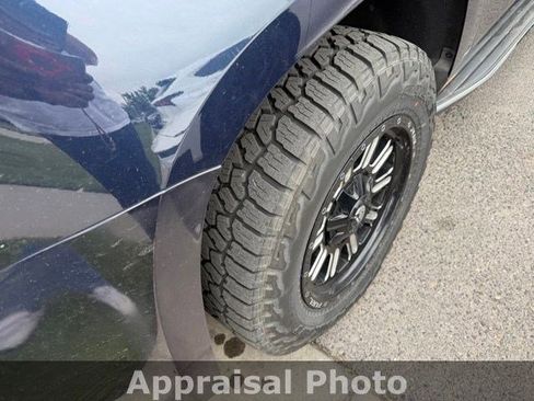 Used 2018 GMC Yukon SLT w/ Open Road Package AWD/4WD image 2