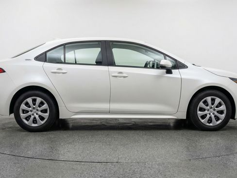 Used 2025 Toyota Corolla LE FWD image 9