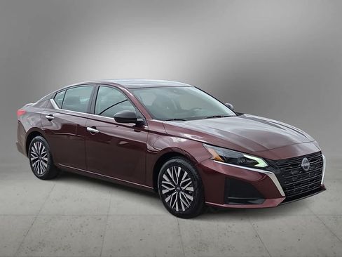 Used 2024 Nissan Altima 2.5 SV FWD image 2