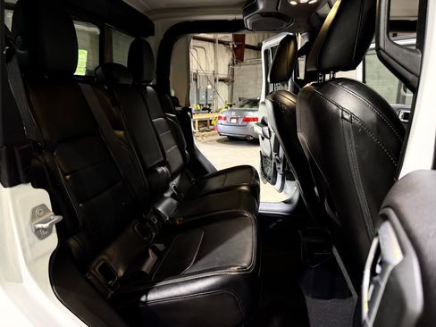 Used 2020 Jeep Gladiator Overland image 22