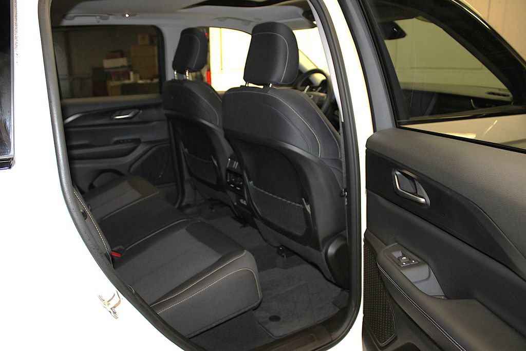 Certified 2023 Jeep Grand Cherokee Laredo X AWD/4WD image 33