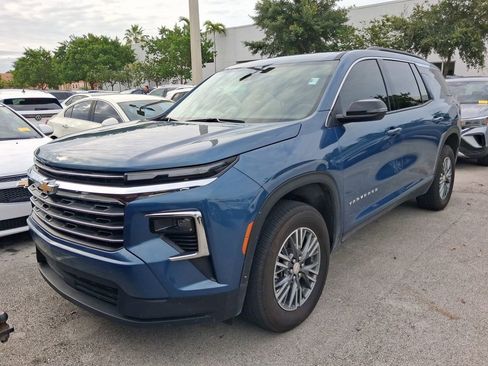 Used 2025 Chevrolet Traverse LT FWD image 2