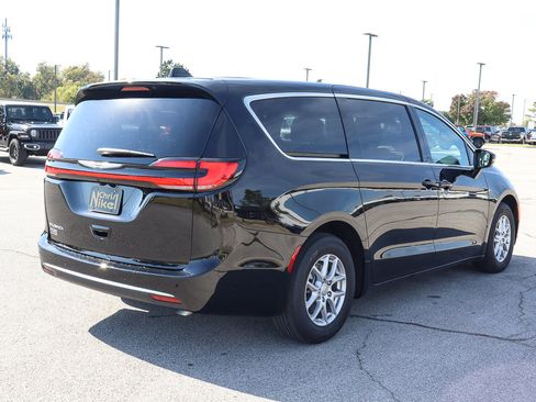 New 2026 Chrysler Pacifica Select image 5