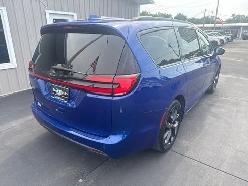 Used 2021 Chrysler Pacifica Touring w/ S Appearance Package FWD image 3