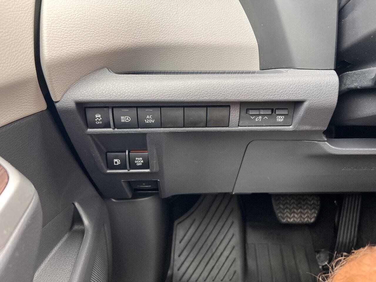 Used 2024 Toyota Sienna XLE w/ XLE Plus Package AWD/4WD image 18