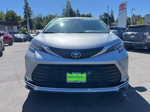 Used 2022 Toyota Sienna XLE w/ XLE Plus Package FWD image 2