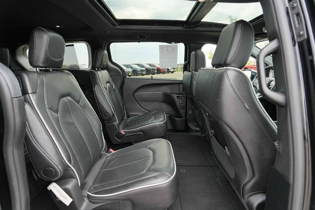 Used 2025 Chrysler Pacifica Limited FWD image 24