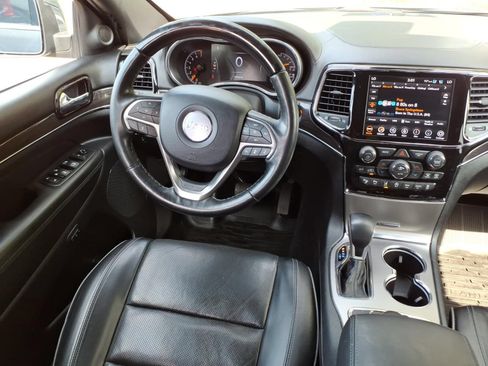 Used 2020 Jeep Grand Cherokee Overland AWD/4WD image 23