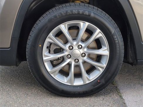 Used 2019 Jeep Cherokee Latitude w/ Popular Appearance Group image 30