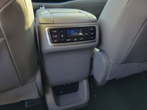 Used 2019 Toyota Highlander Limited image 12