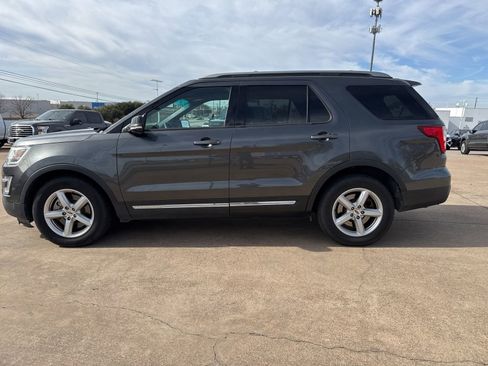 Used 2017 Ford Explorer XLT w/ Equipment Group 201A image 4