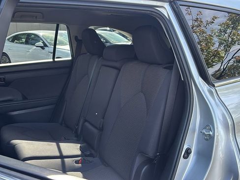 Used 2020 Toyota Highlander LE image 27