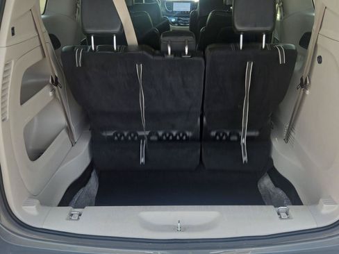 Used 2023 Chrysler Pacifica Touring-L FWD image 5